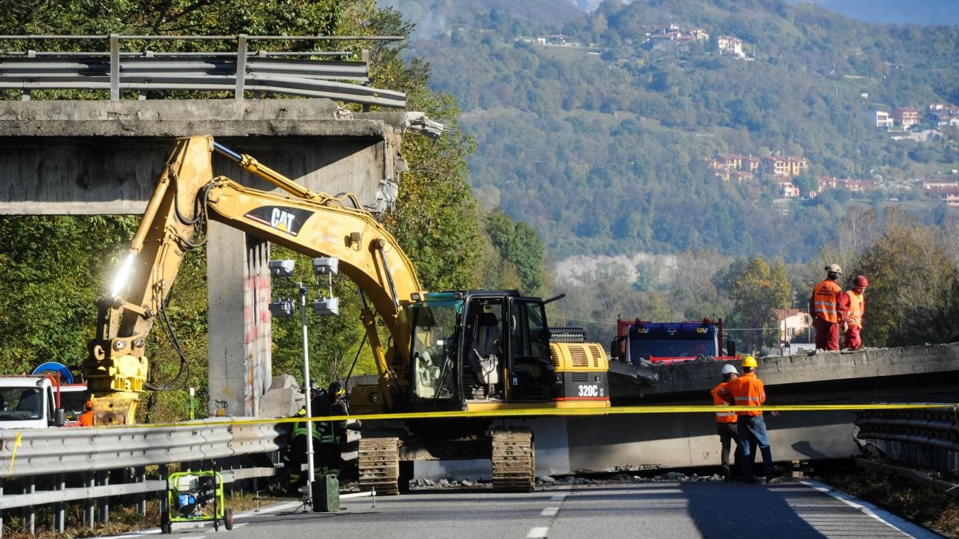 Lecco, crolla cavalcavia. Si indaga sulle responsabilità del disastro