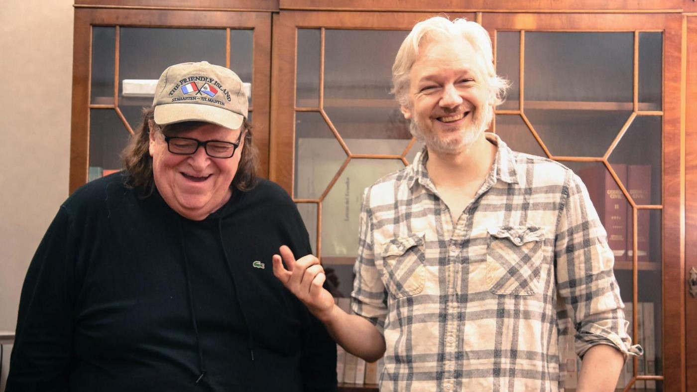 FOTO Michael Moore incontra Assange nell’ambasciata ecuadoriana