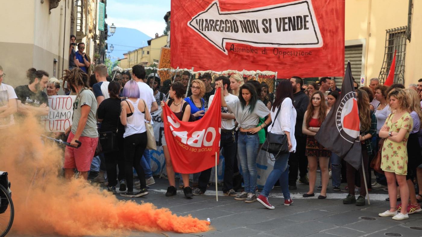 FOTO Renzi contestato a Lucca: tensione in piazza