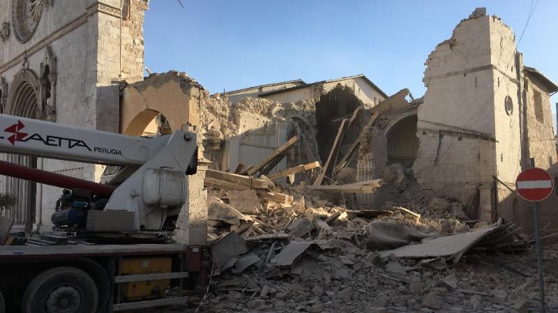 Terremoto, monaci Norcia su Twitter: Basilica crollata, noi stiamo bene