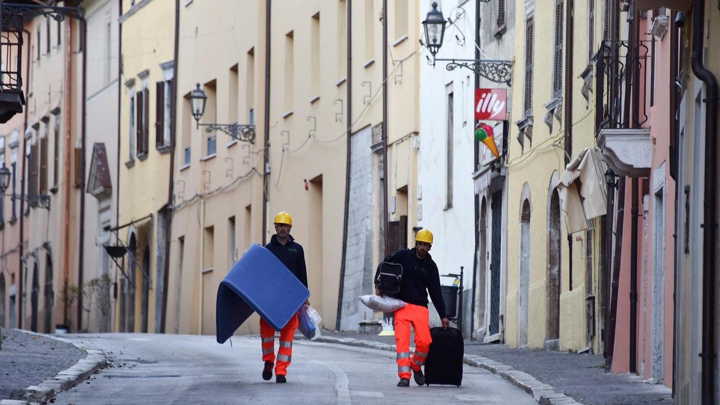 Il Centro Italia continua a tremare, terremoto di magnitudo 6.5: il più forte dal 1980. Crolli e migliaia di sfollati. Renzi: Ricostruiremo tutto