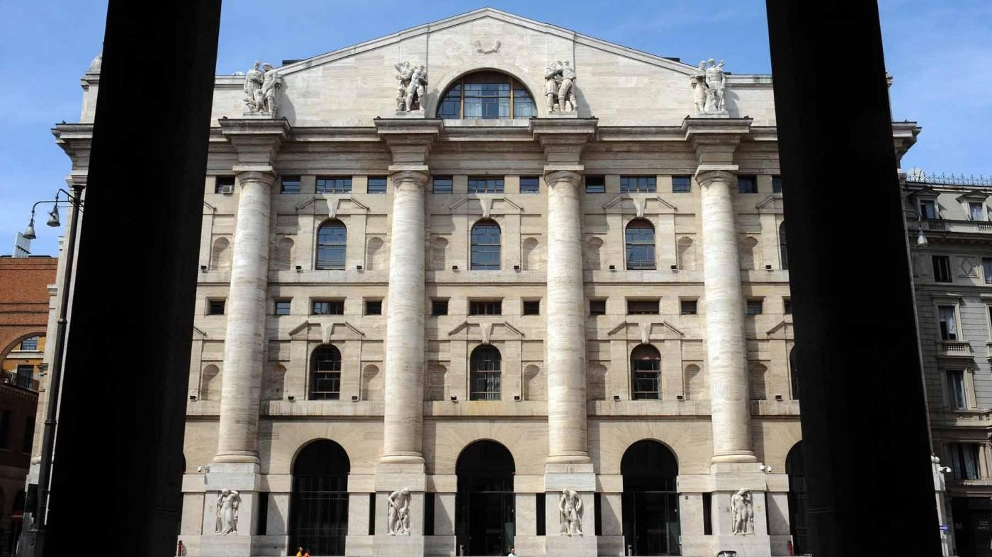 Borsa, Milano chiude in calo con banche e oil, spunto di Stm