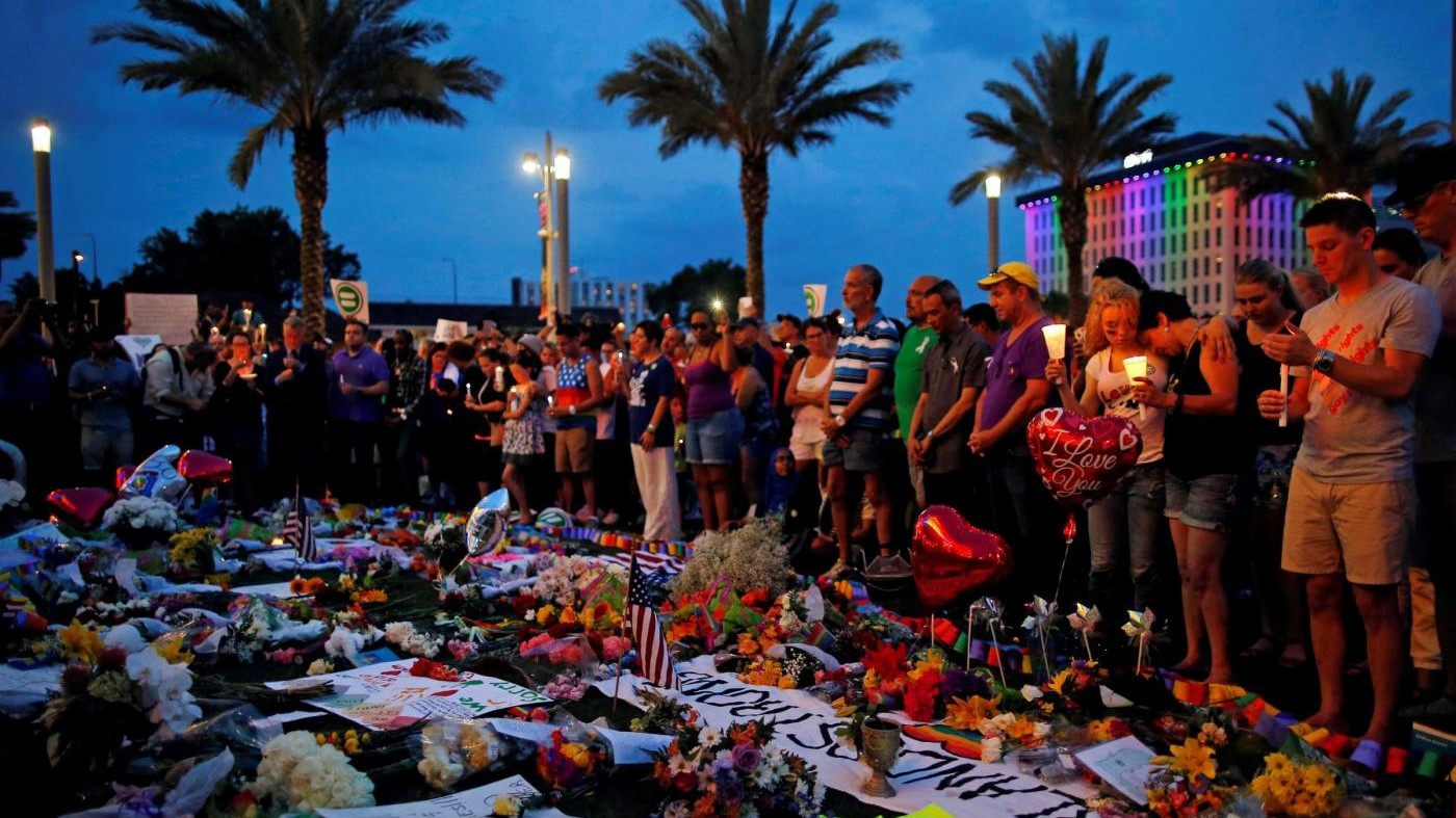 FOTO Orlando, fiaccolata per le vittime della strage del Pulse Club