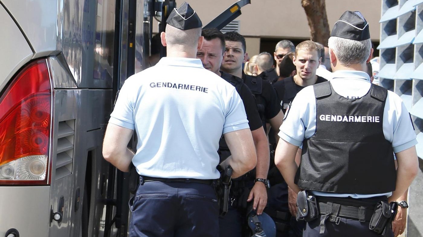 FOTO Gendarmerie a caccia degli hooligan ispeziona bus russi