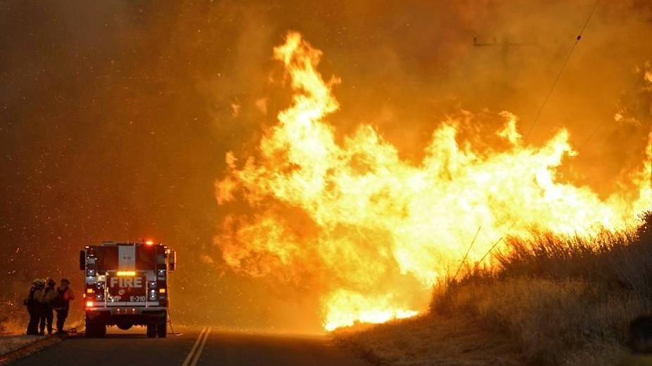 FOTO California, incendi devastano la zona di Santa Barbara