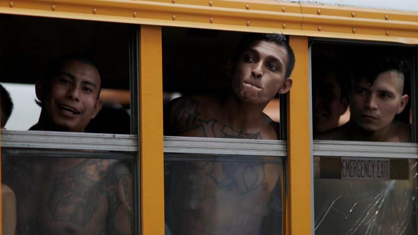 FOTO El Salvador, trasferiti in prigione 1282 membri della gang Barrio 18