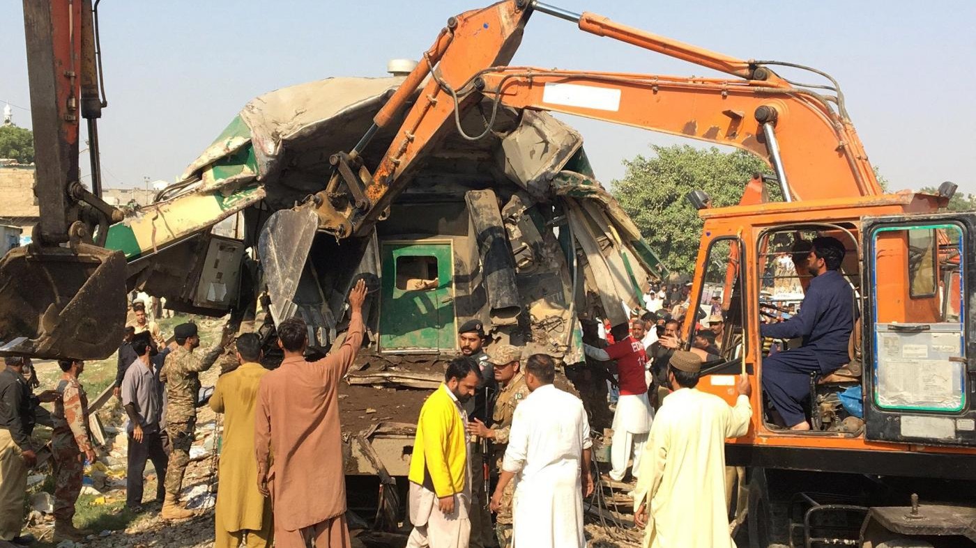Pakistan, scontro tra treni vicino a Karachi: almeno 20 morti