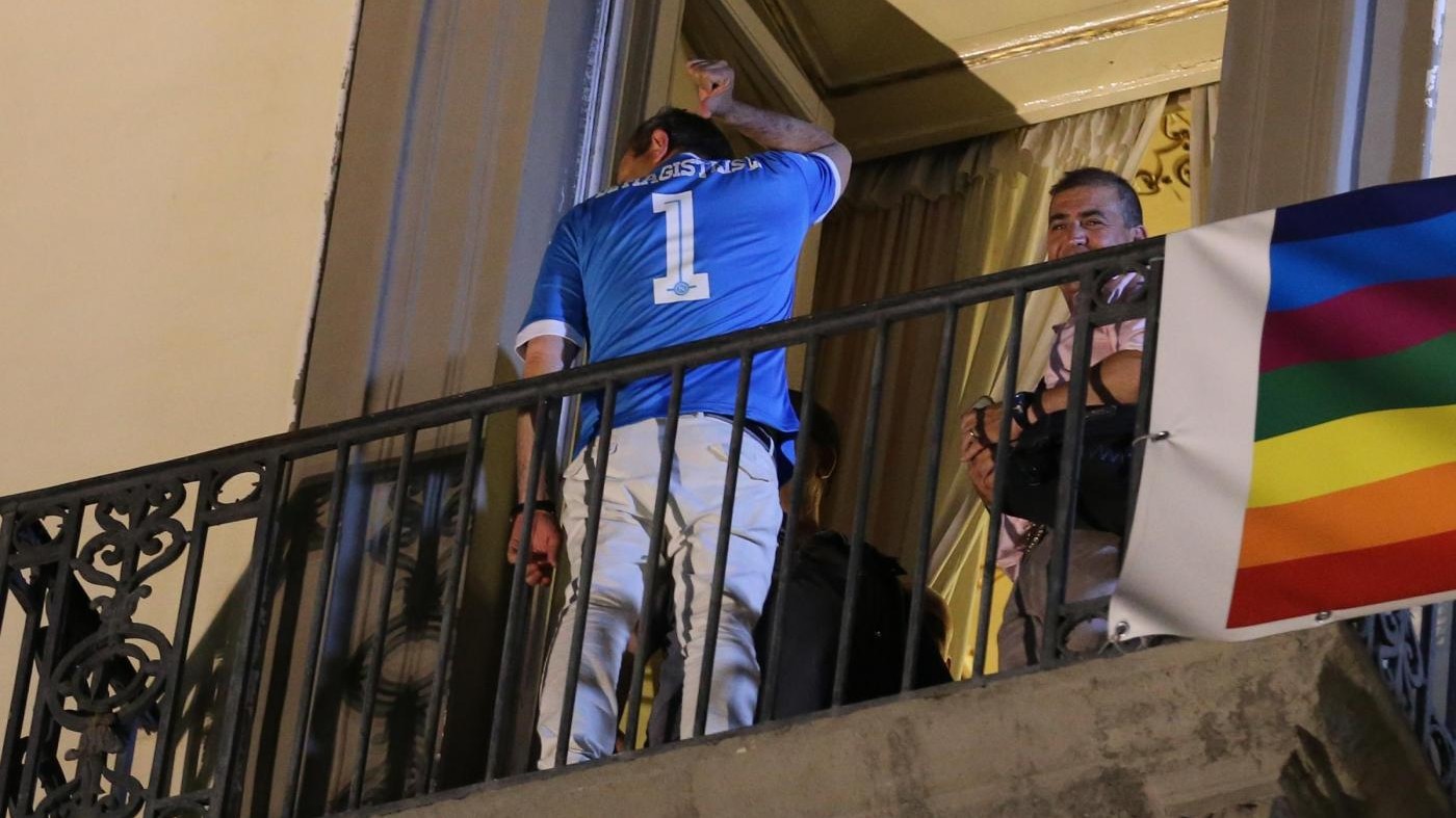FOTO De Magistris festeggia con la maglia del Napoli