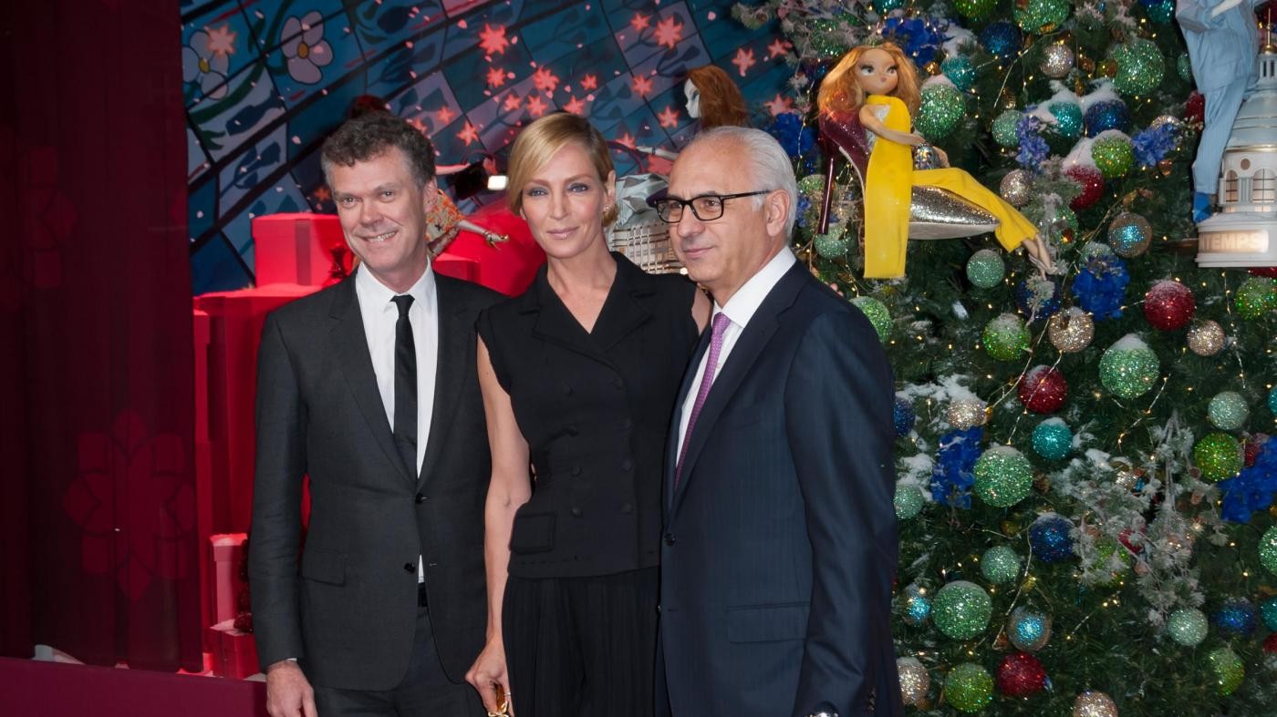 E’ già Natale a Parigi: Uma Thurman inaugura l’albero di Printemps