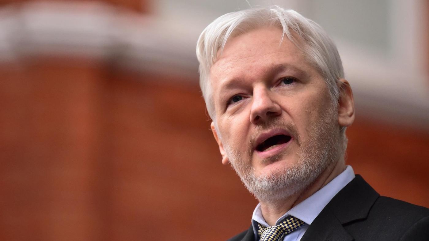 Assange: Poteri forti con Clinton, non faranno vincere Trump