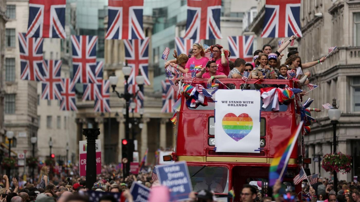 FOTO Gay Pride a Londra: colore, travestimenti e bandiere Ue