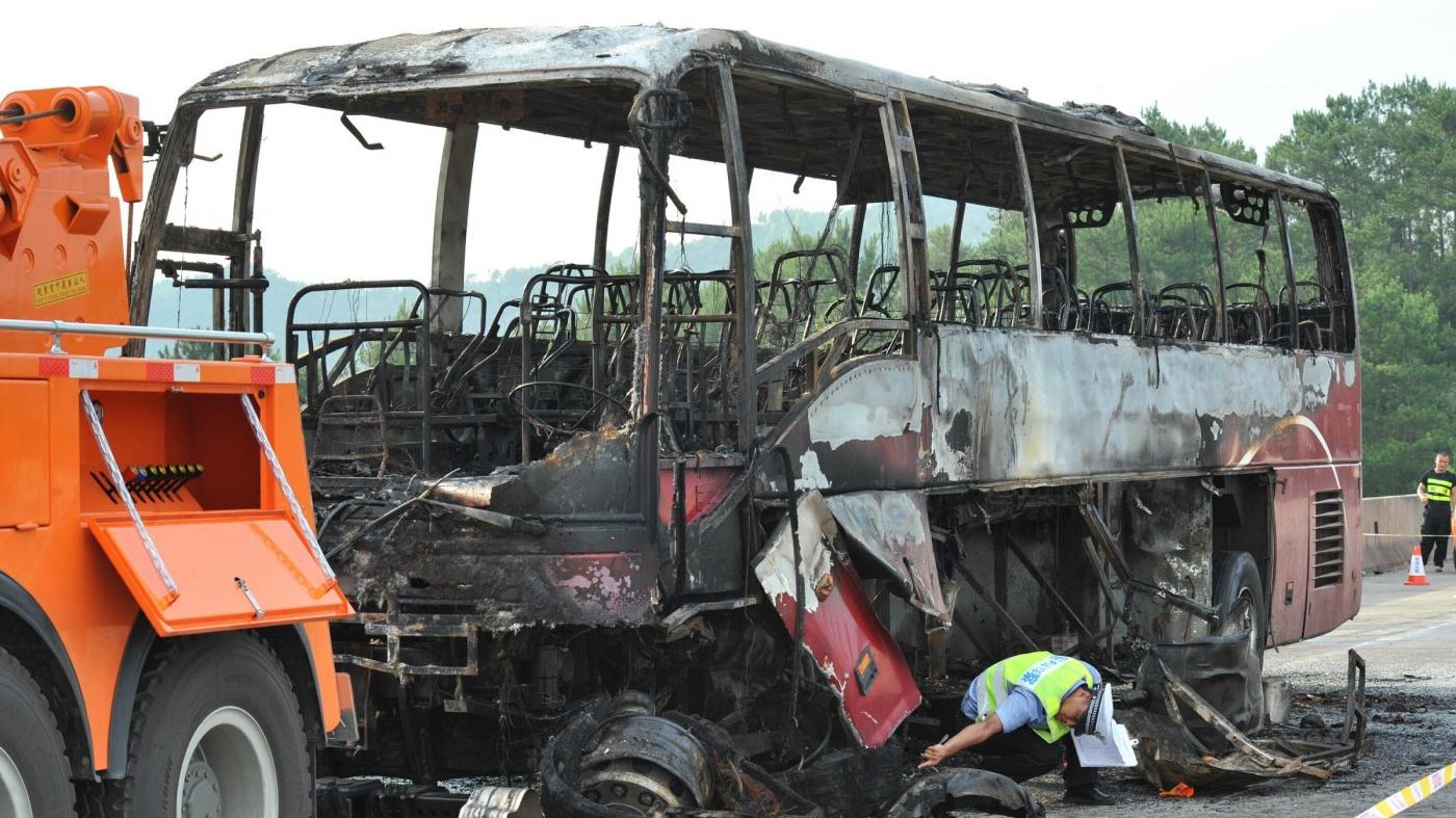 FOTO Autobus in fiamme in Cina: 35 morti, anche due bimbi