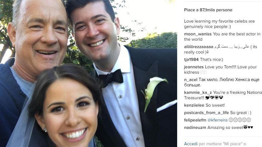 ‘Photobombing’ per Tom Hanks a Central Park NY: selfie con sposi