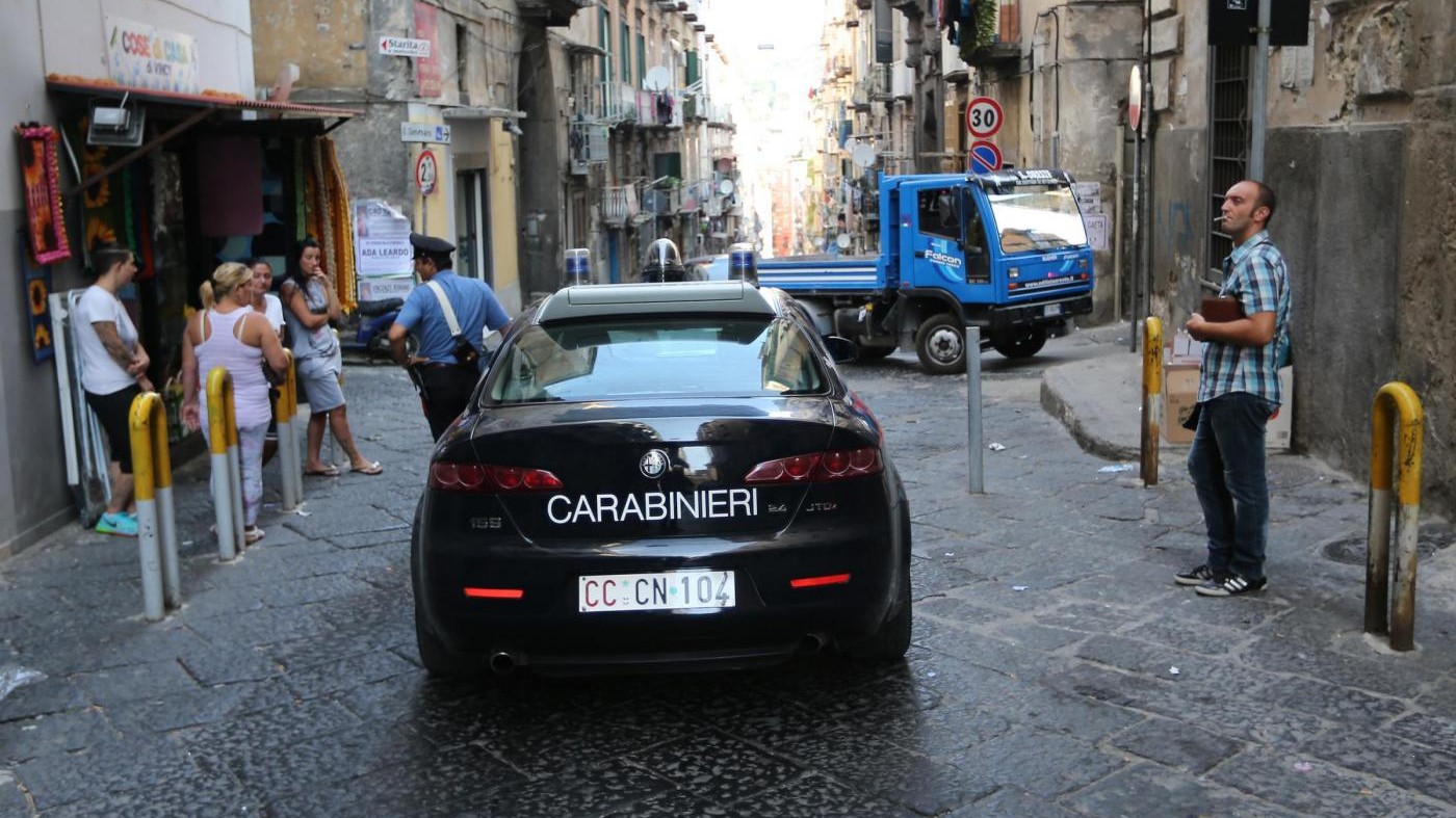 Napoli, ‘tassa’ al clan per spacciare e penali per ritardo: 6 in manette