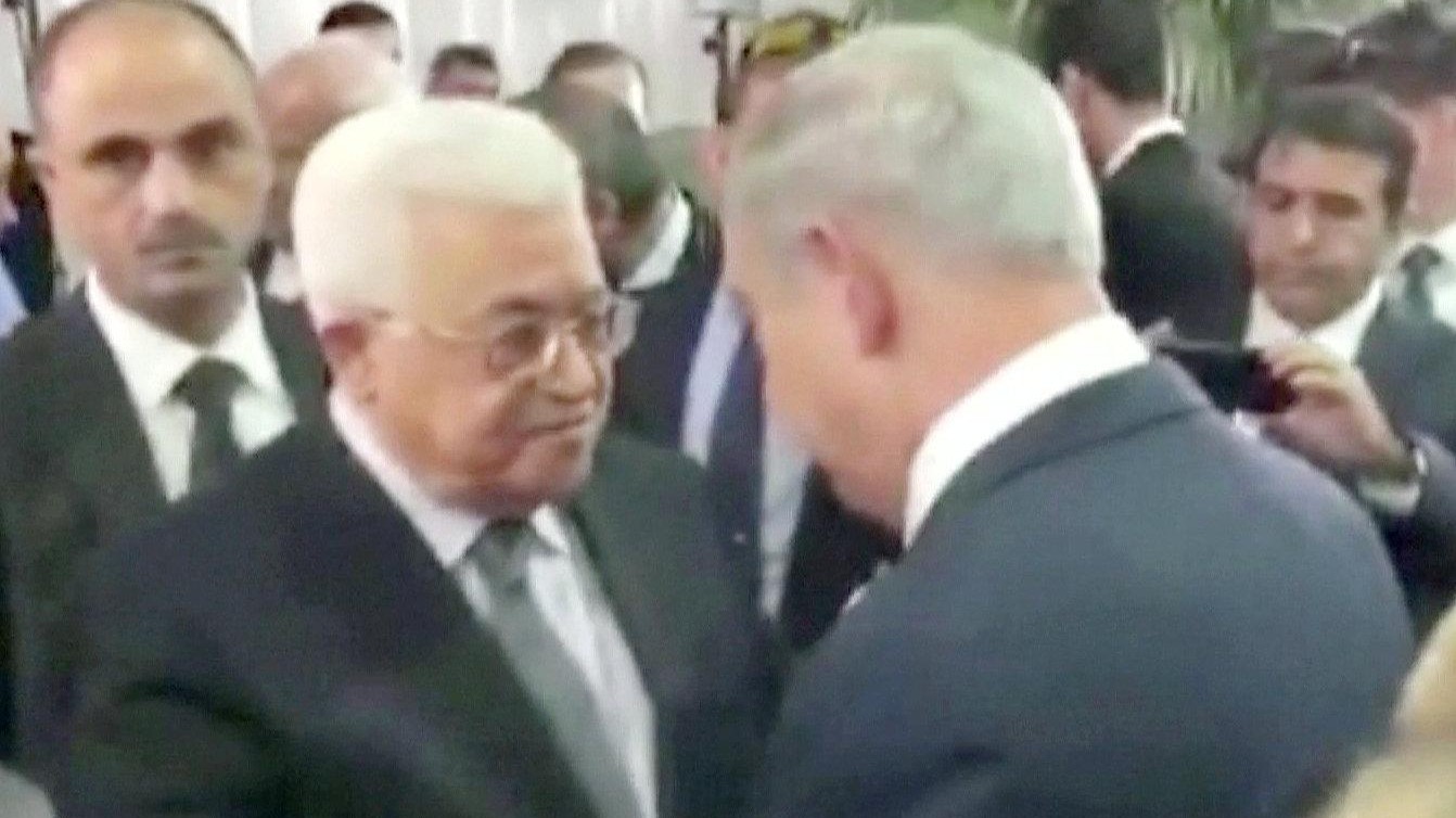 L’ultimo saluto a Peres, stretta di mano tra Netanyahu e Abbas