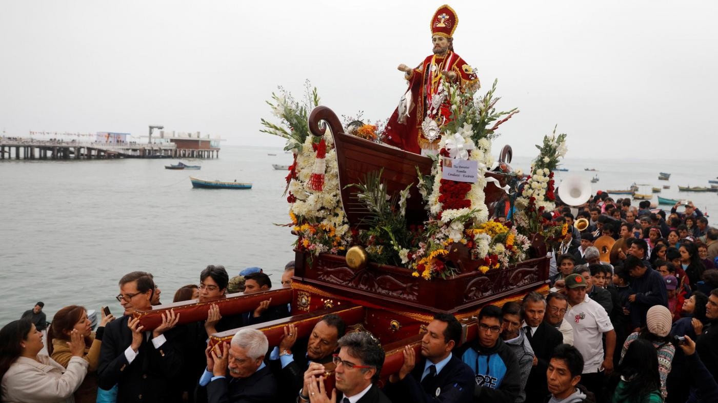 FOTO – Perù, la statua di San Pietro in processione