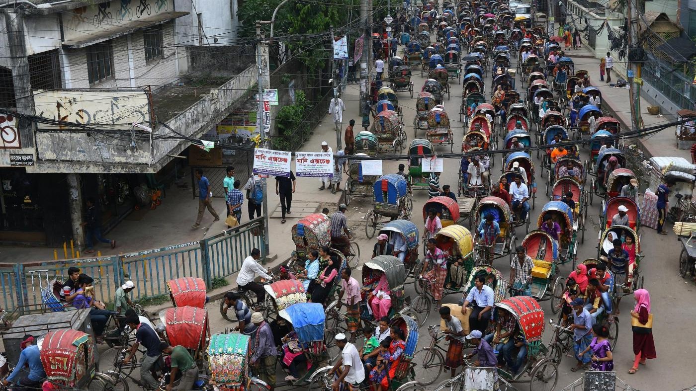 FOTO – Bangladesh, ingorgo di riscio’ a Dacca