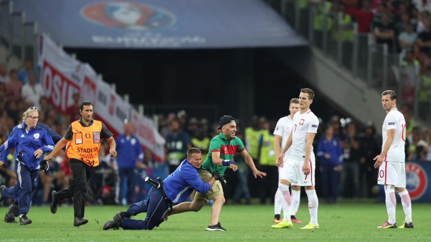 FOTO Euro 2016, tifoso invade il campo per abbracciare Ronaldo