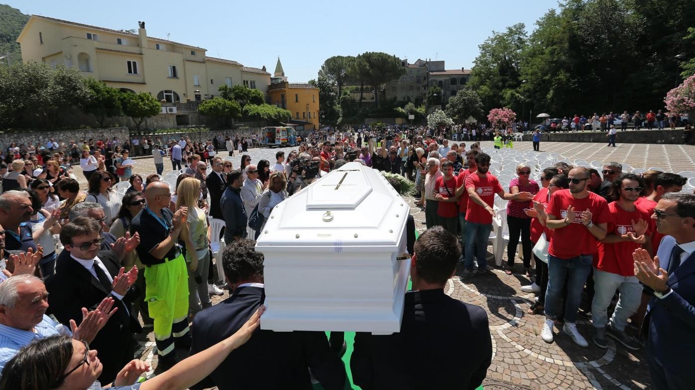 FOTO Bimba violentata e uccisa nella piscina: lacrime ai funerali