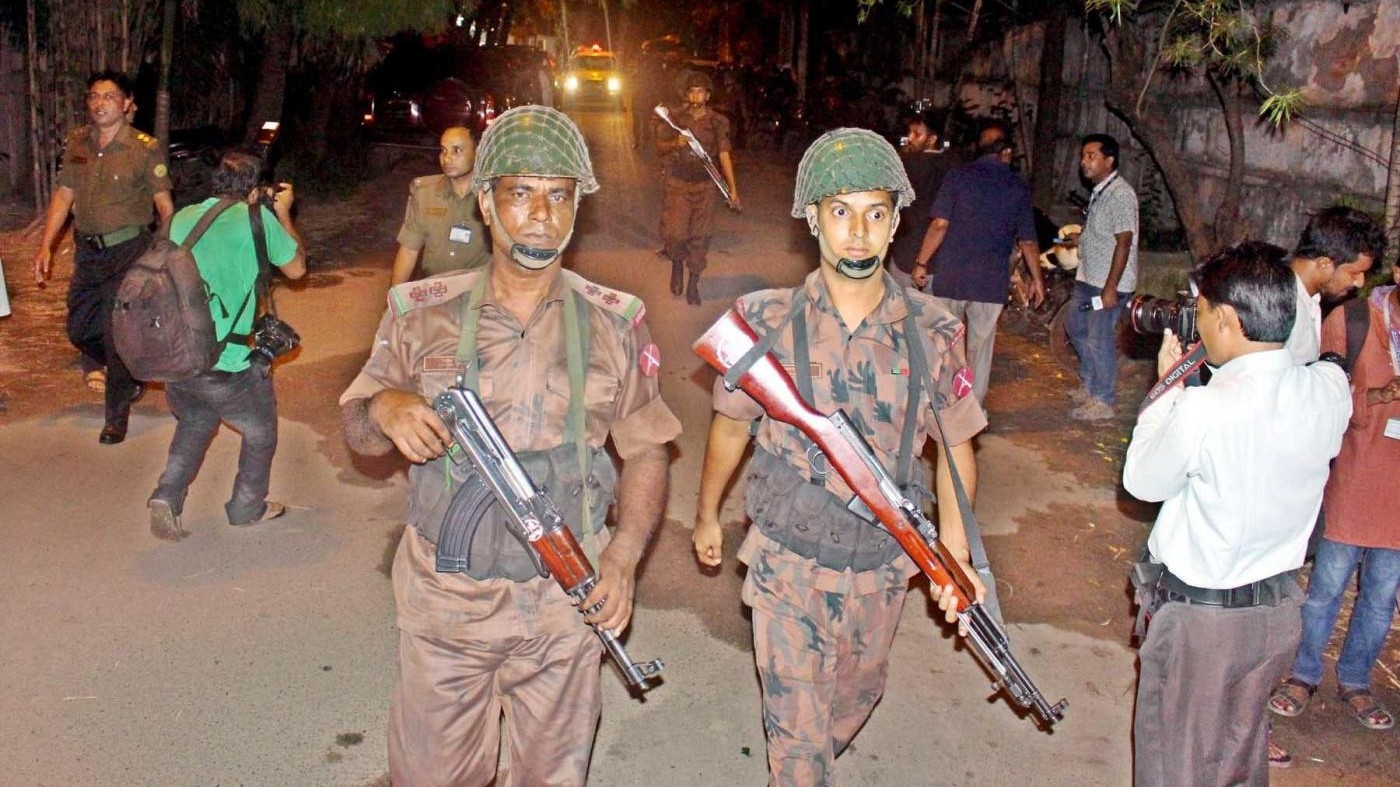 FOTO Bangladesh, commando assalta bar di Dacca