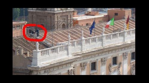 Raggi e la riunione sul tetto: ecco le foto