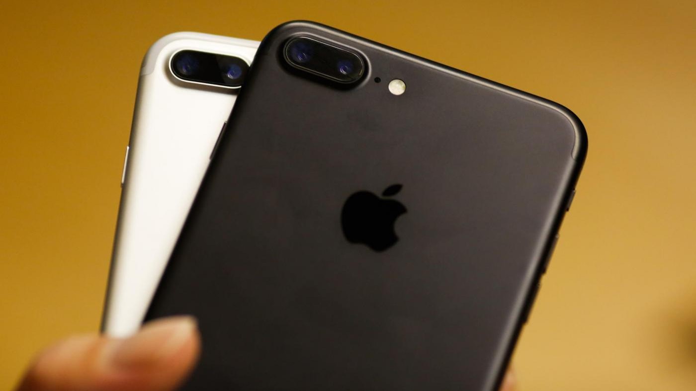 Francia, ‘strage’ in Apple Store: 30enne distrugge decine di iPhone VIDEO