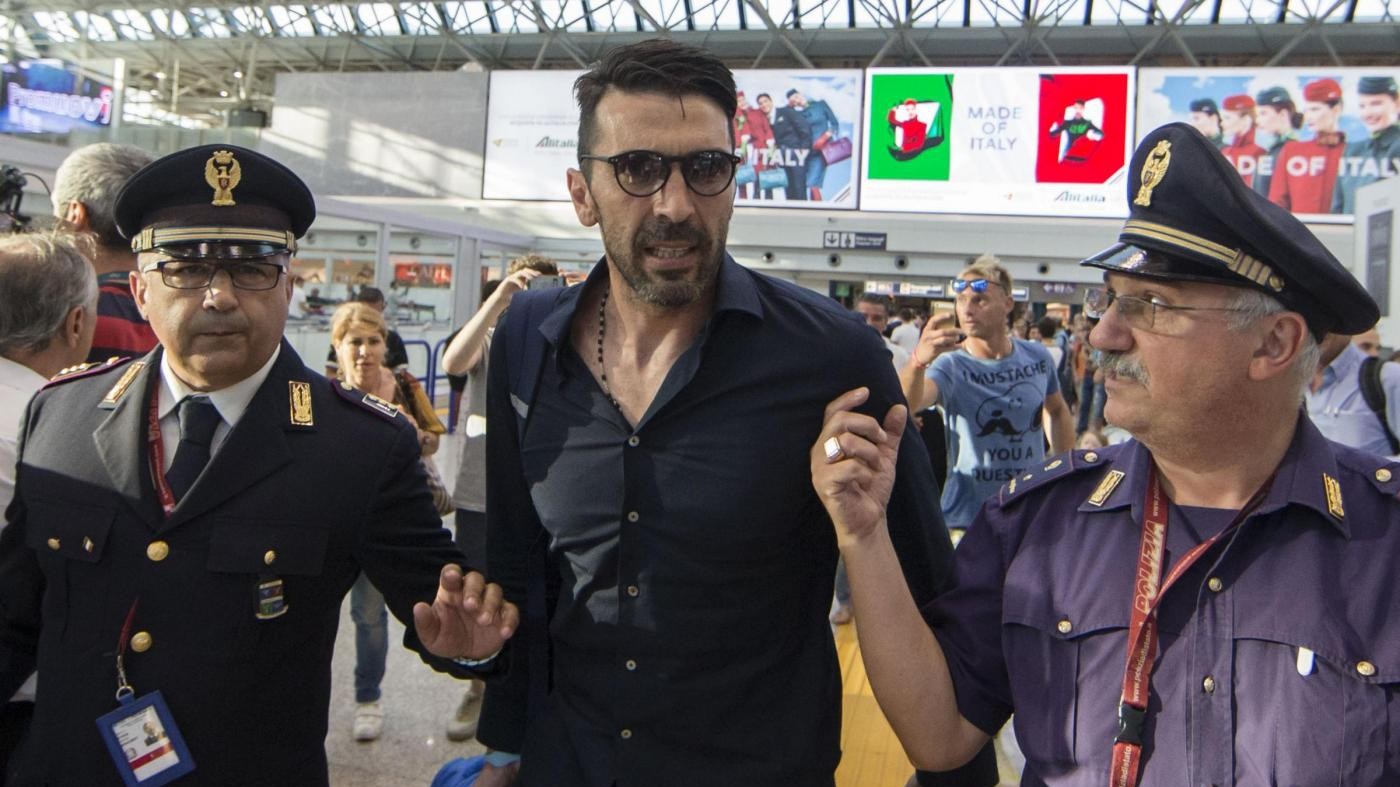 FOTO La nazionale di calcio rientra in Italia