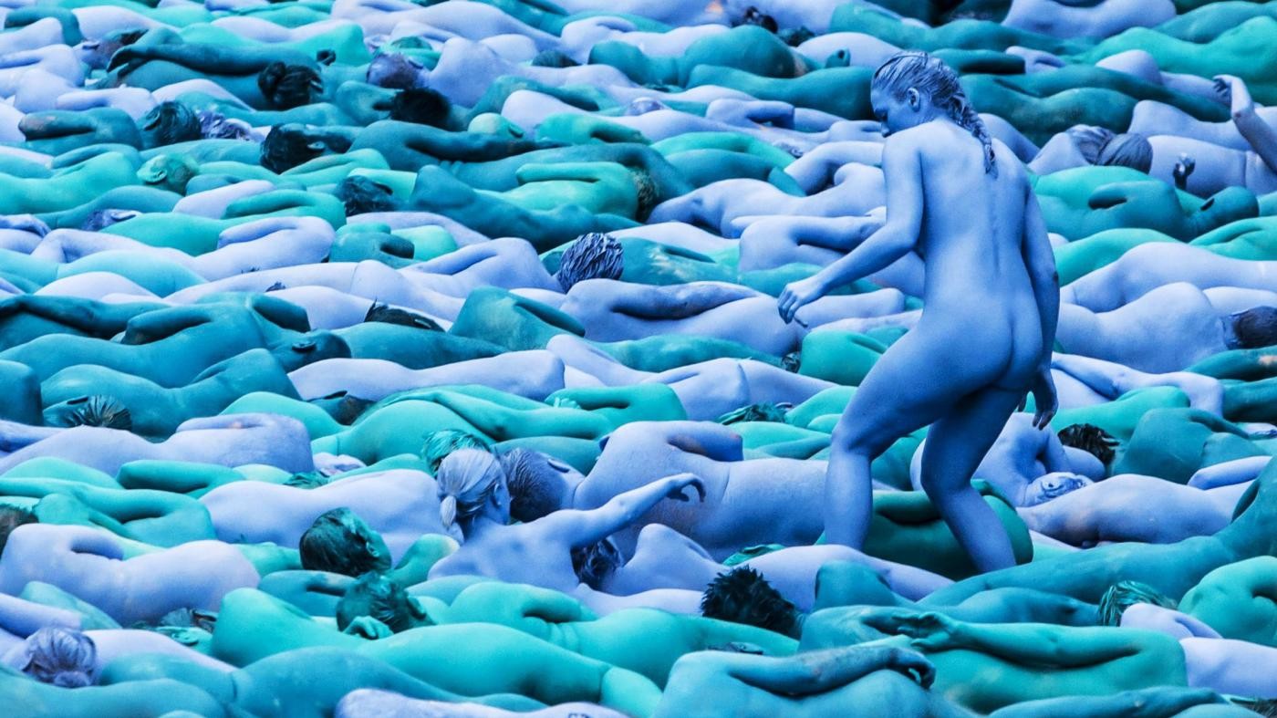 Nudi e dipinti di blu: la grande performance di Tunick