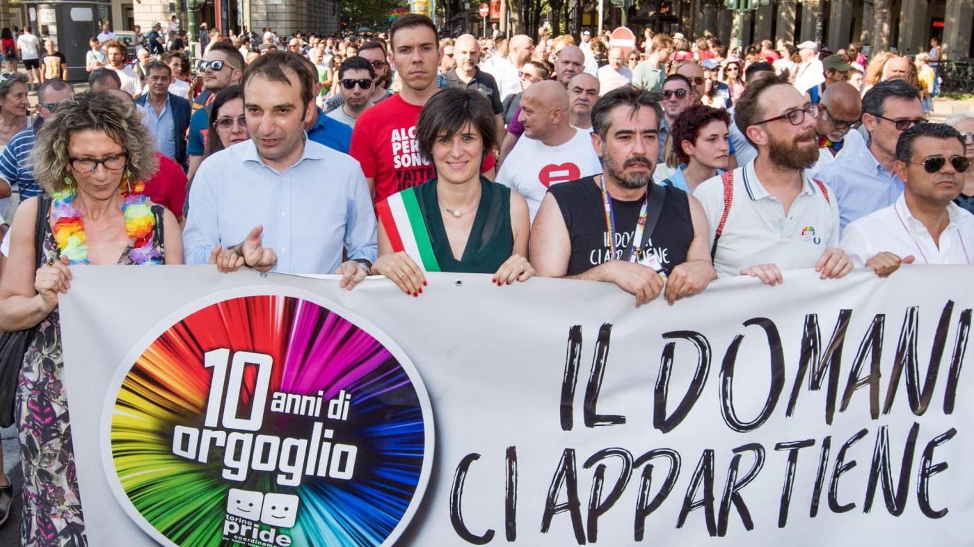 FOTO Torino, migliaia al Gay Pride con la sindaca Appendino