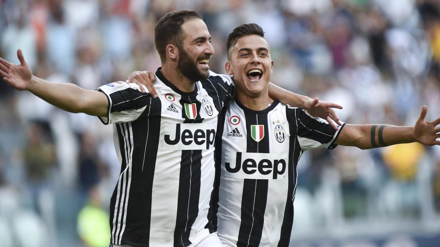 Juve, festa in auto per Dani Alves, Dybala e Higuain