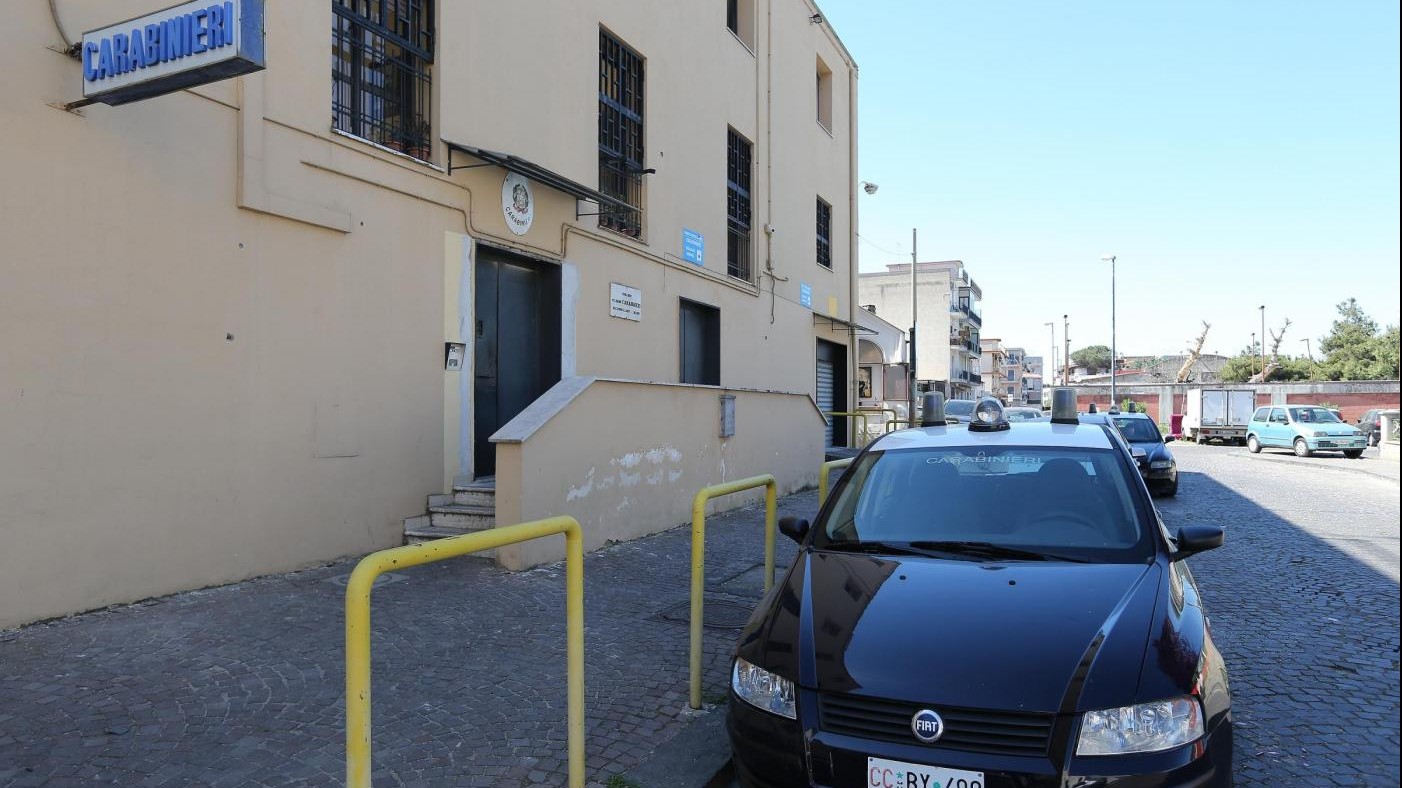 Milano, 33enne aggredito con ascia fuori da locale: 2 denunciati
