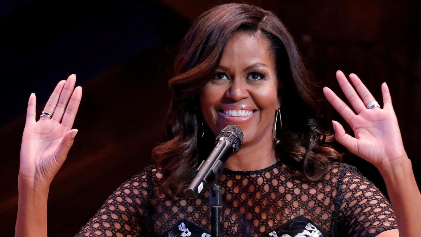 Scrive su Facebook ‘Michelle Obama gorilla’: licenziata maestra