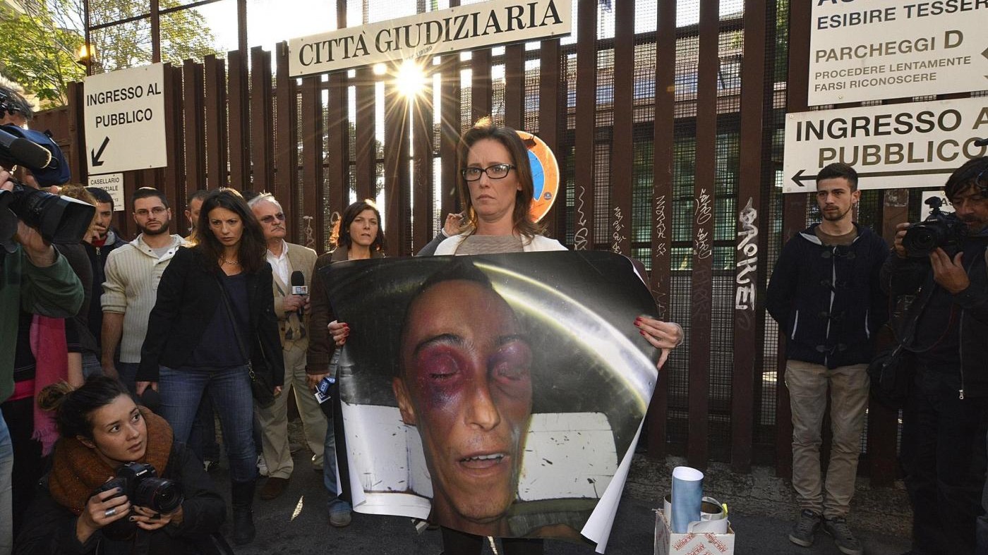 Cucchi, periti: Morto per epilessia. Sorella: No, per fratture