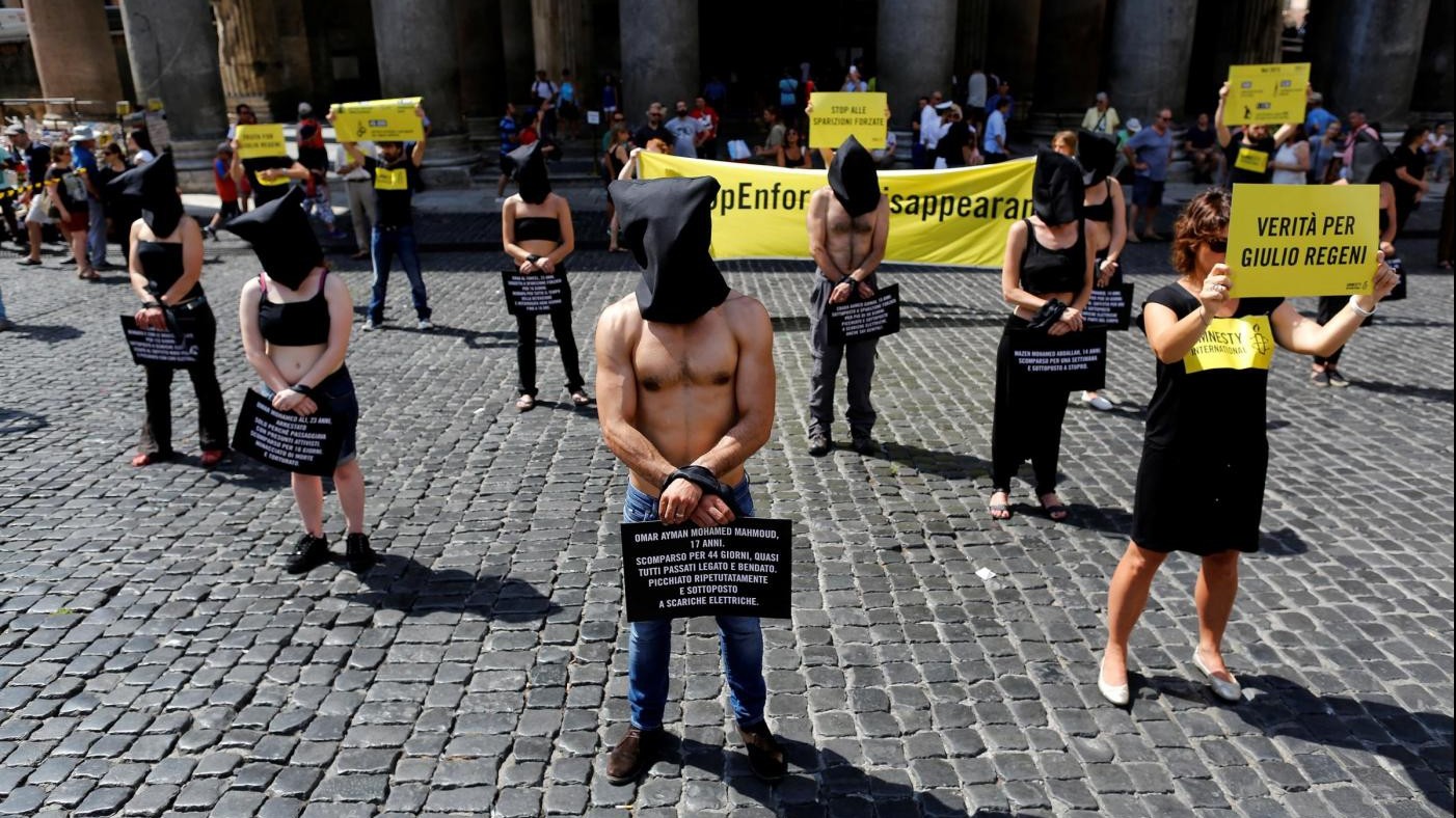 Attivisti manifestano incappucciati per Giulio Regeni
