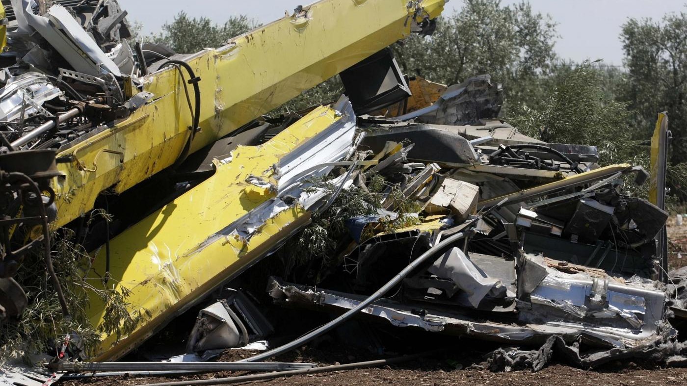FOTO Puglia, tra i rottami e le macerie dei treni accartocciati