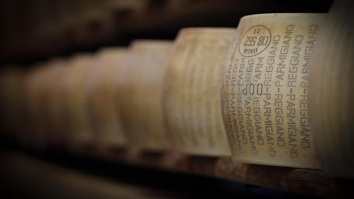 Ruba parmigiano e lo nasconde nelle mutande: arrestato