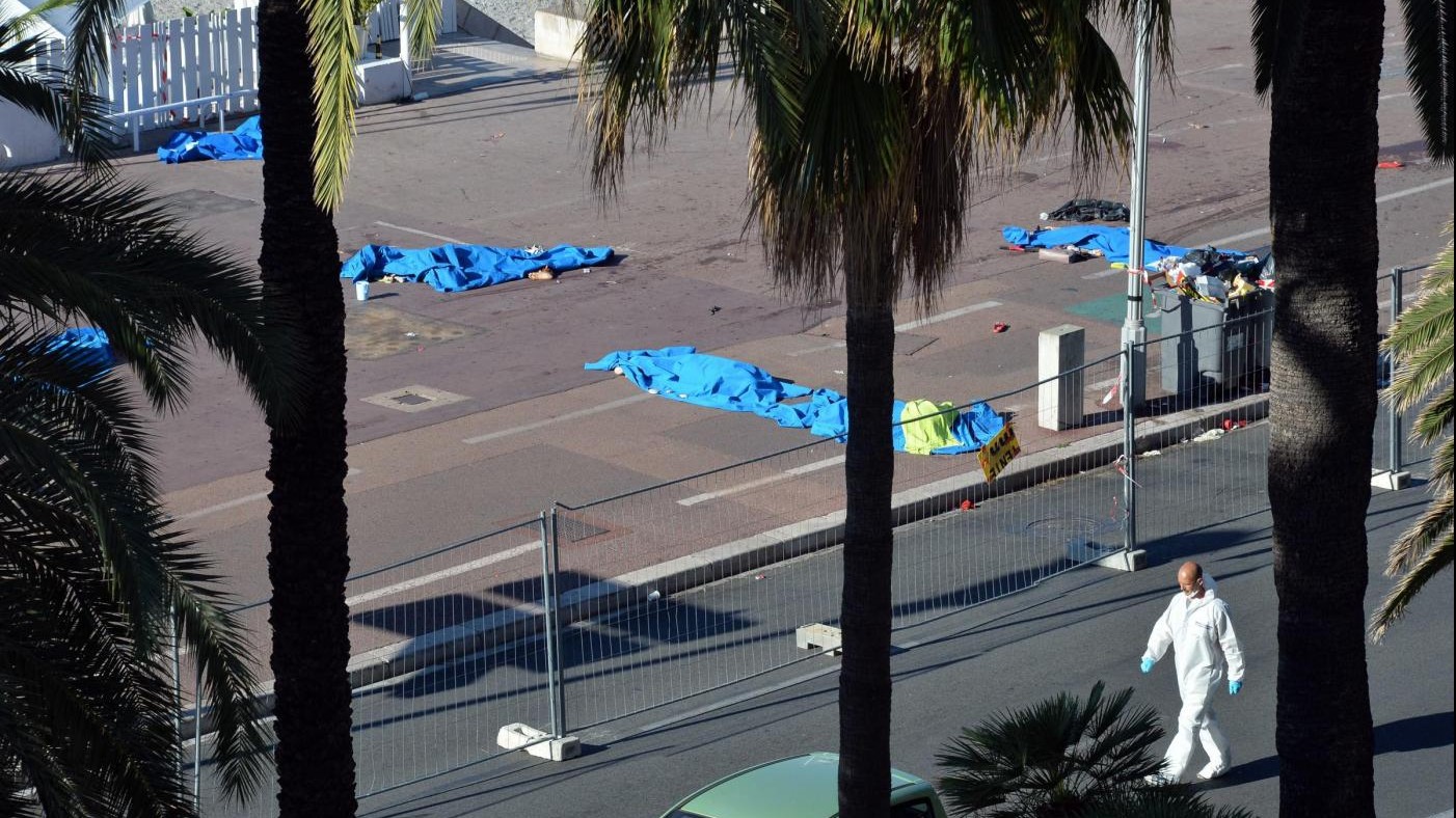FOTO Strage Nizza, il giorno dopo: corpi vittime ancora su Promenade