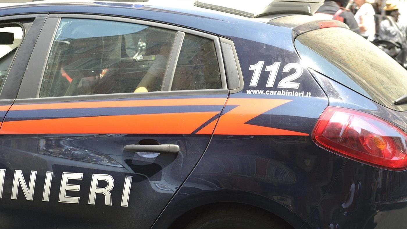 Sbatte bimbo di 5 anni contro cancello e lo molesta: arrestato 75enne