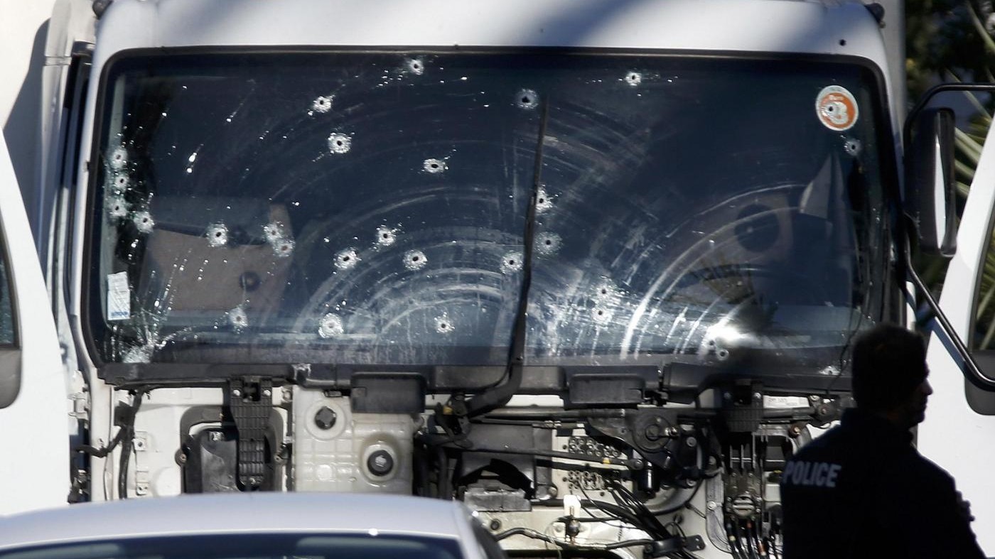 FOTO – Nizza, il camion usato per la strage crivellato di colpi