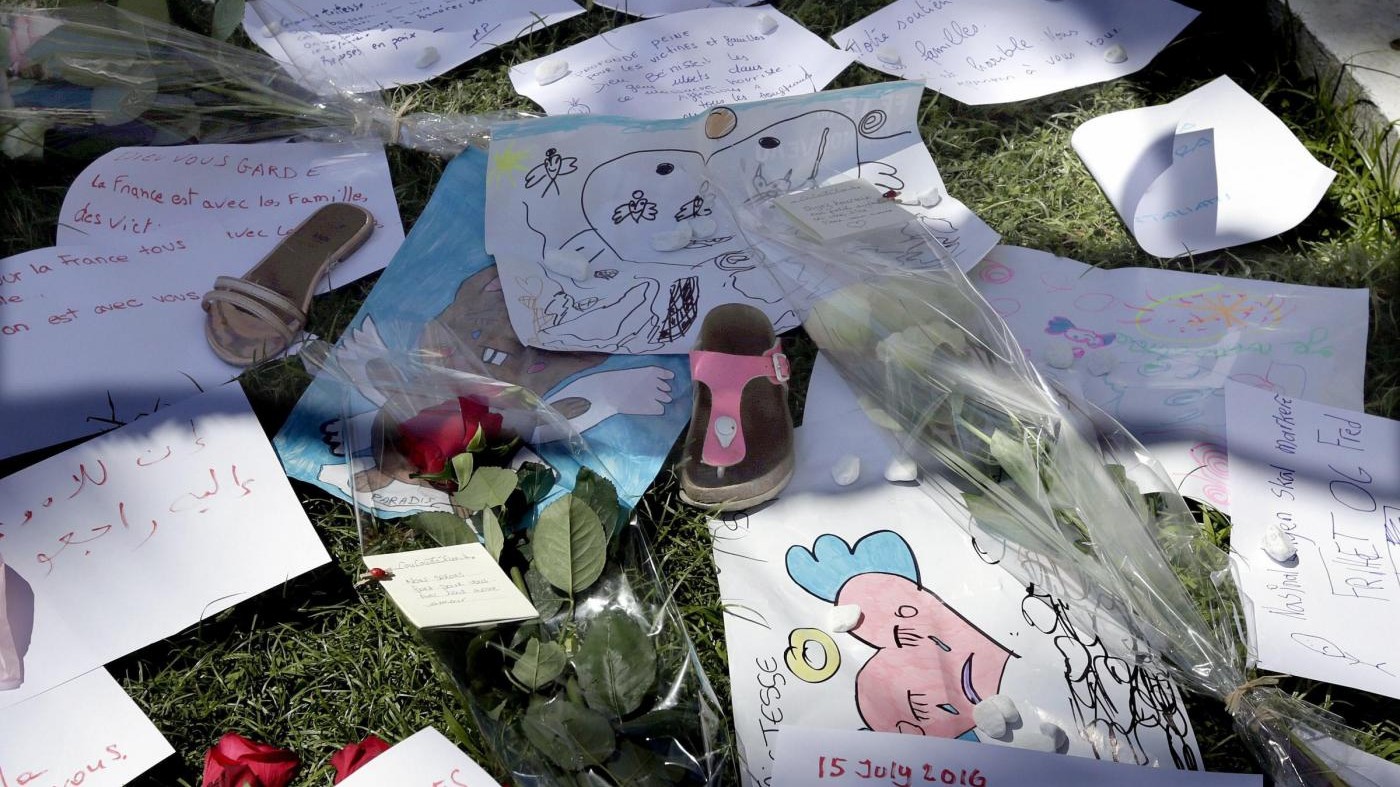 FOTO – Nizza, fiori e messaggi per le vittime lungo la Promenade des Anglais