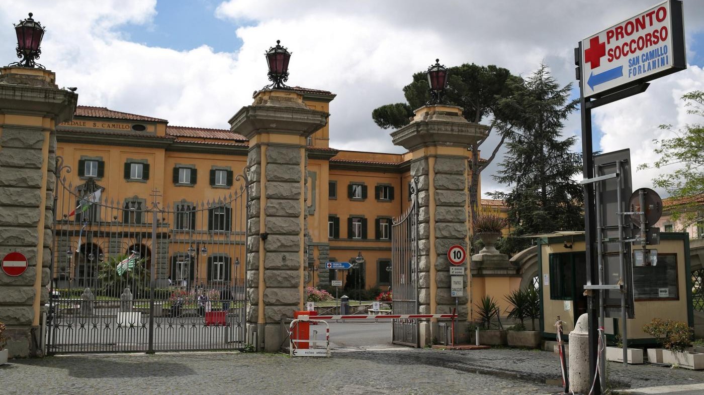 Malato di cancro morto al pronto soccorso tra tossici e clochard