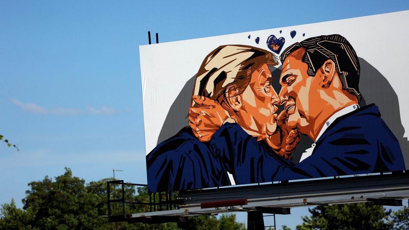 Usa 2016, bacio tra Cruz e Trump giganteggia su Cleveland