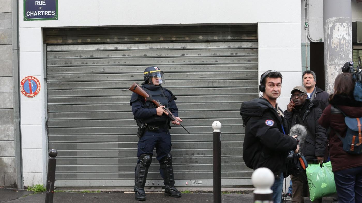 Presunto terrorista con cintura esplosiva finta ucciso a Parigi