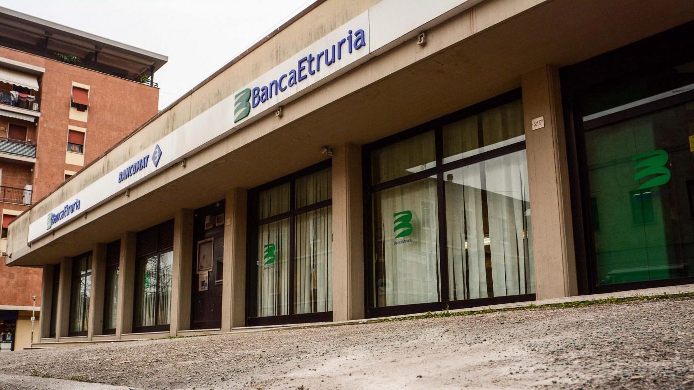 Perugia, bomba rudimentale in una busta davanti filiale Banca Etruria