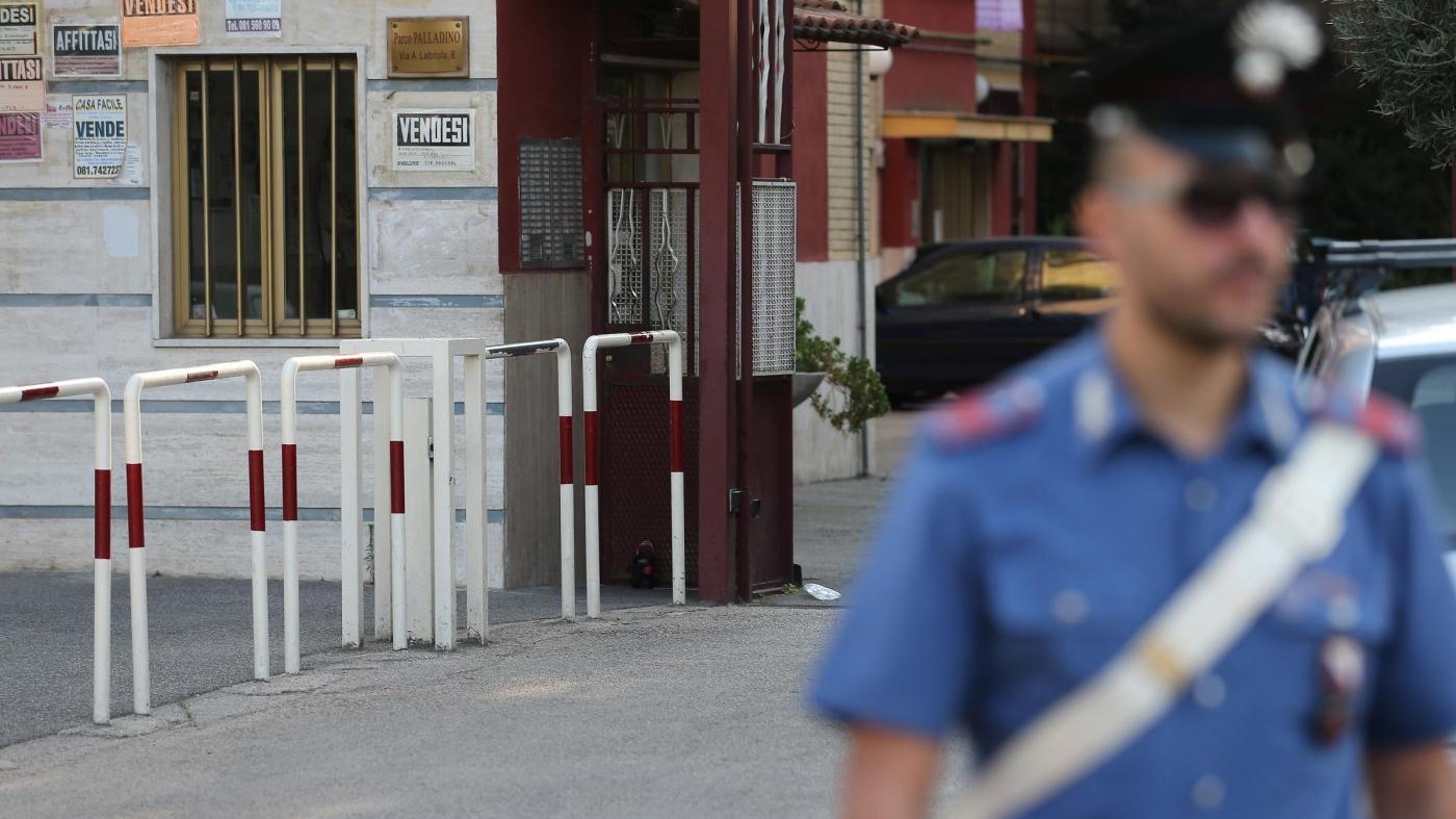 Milano, bambino di 7 anni precipita da 12 metri: rischia la vita