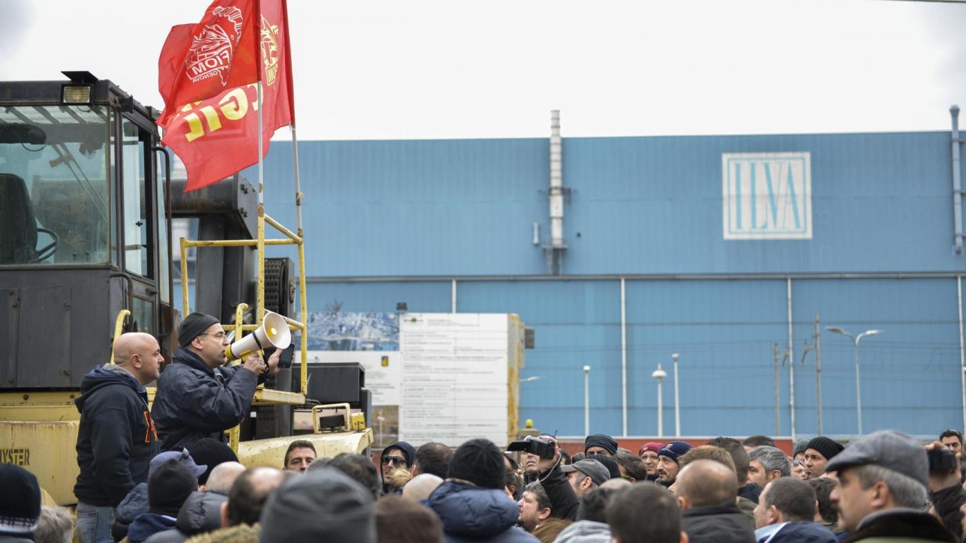 I lavoratori occupano l’Ilva di Cornigliano, bloccate anche le strade