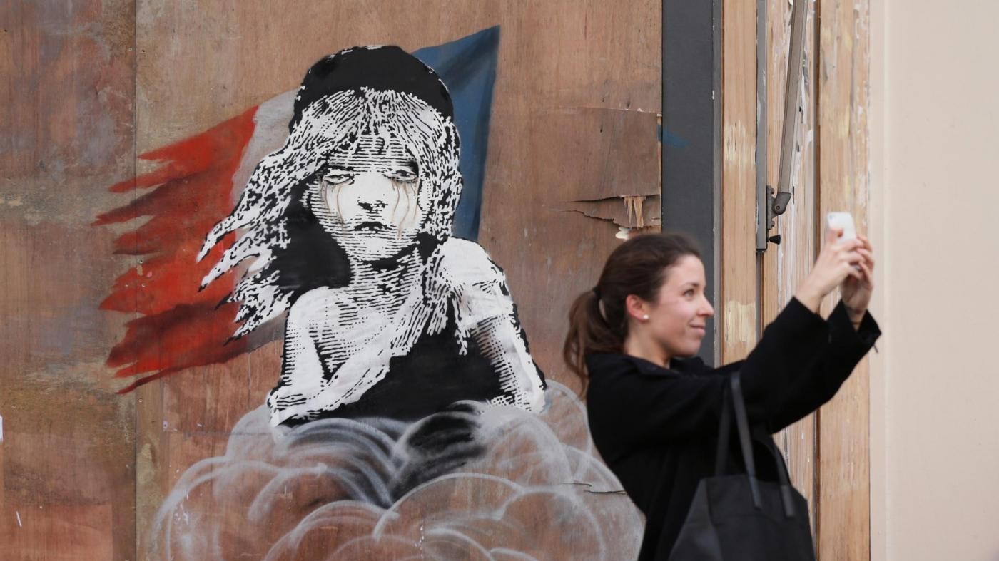 Londra, il nuovo murale di Banksy sulla ‘Jungle’ di Calais