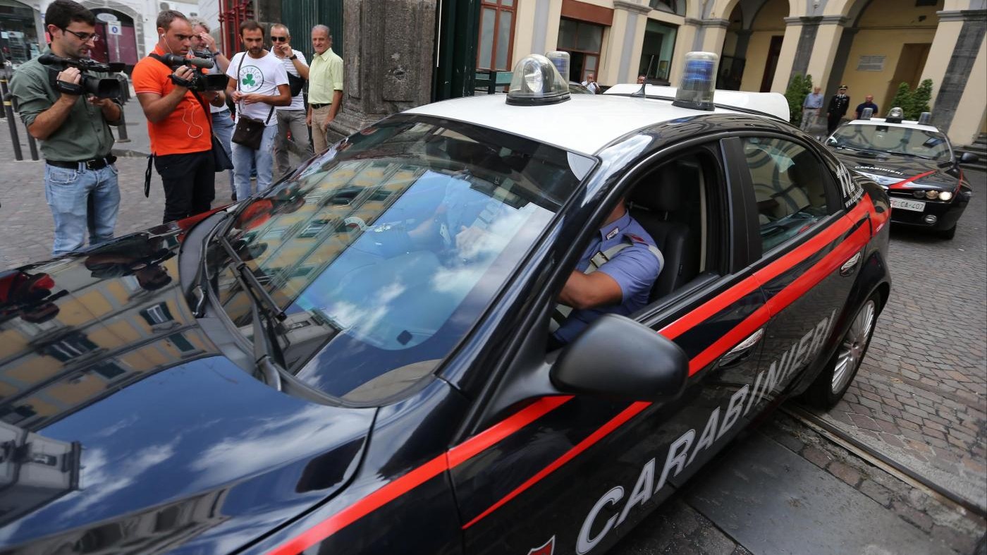 Milano, punta coltello a una studentessa per 10 euro: arrestato