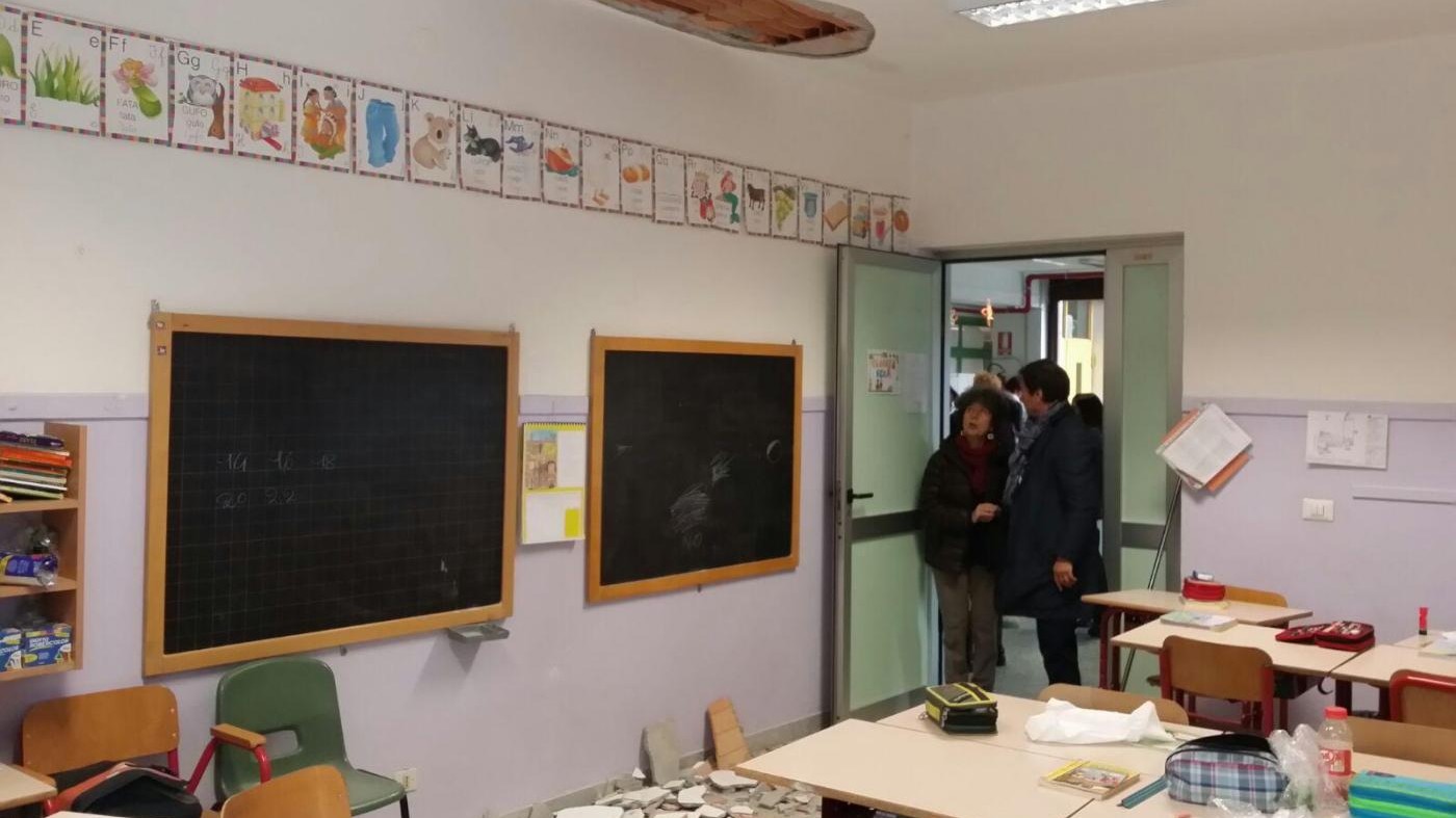 Crolla soffitto in una scuola di Nichelino: ferita una bimba