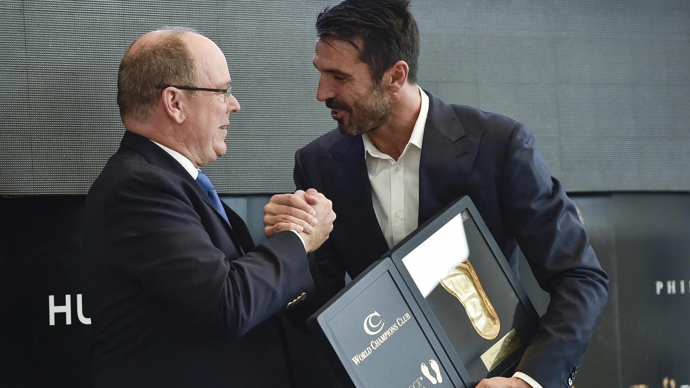 Il numero 1 Gigi Buffon vince il Golden Foot 2016 a Montecarlo